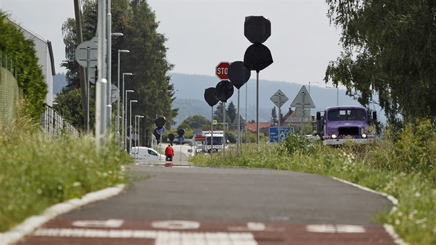 Jako ern straci nyn vypadaj dopravn znaky podl nov stezky pro chodce a cyklisty ve drci nad Doubravou. Po kritice i doporuen policie je nechala radnice zakrt ernmi foliemi. Nkter z pytl u stihl pokodit vtr. Jak bude znaen vypadat, by se mlo rozhodnout v ptm tdnu.