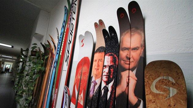Novoměstský výrobce v minulosti obdaroval speciálním párem lyží prezidenty Miloše Zemana a Václava Klause.
