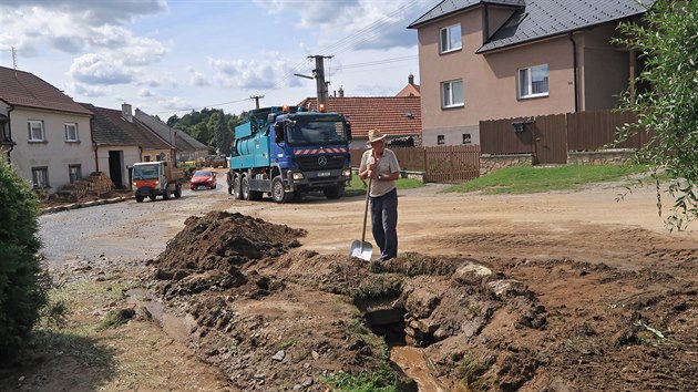 Takhle to vypadalo v Opatov vypadalo v pondl odpoledne. Mstys bhem devti dn tikrt zalila velk voda s bahnem, naposledy se tak stalo v sobotu. V ulicch ho byla a metr vysok vrstva.