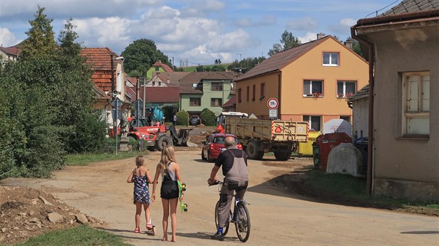 Takhle to vypadalo v Opatov vypadalo v pondl odpoledne. Mstys bhem devti dn tikrt zalila velk voda s bahnem, naposledy se tak stalo v sobotu. V ulicch ho byla a metr vysok vrstva.