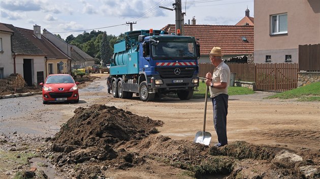 Takhle to vypadalo v Opatov vypadalo v pondl odpoledne. Mstys bhem devti dn tikrt zalila velk voda s bahnem, naposledy se tak stalo v sobotu. V ulicch ho byla a metr vysok vrstva.