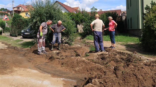 Takhle to vypadalo v Opatov vypadalo v pondl odpoledne. Mstys bhem devti dn tikrt zalila velk voda s bahnem, naposledy se tak stalo v sobotu. V ulicch ho byla a metr vysok vrstva.