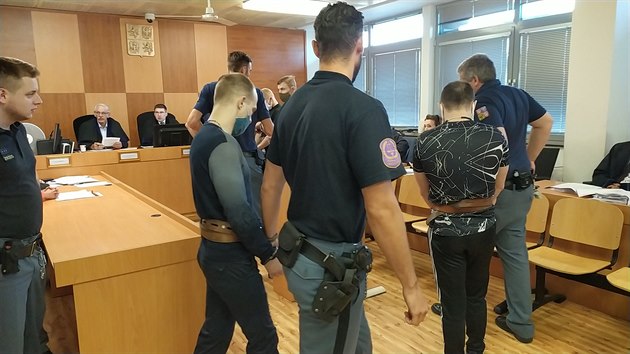 Litevci obvinn z ozbrojen loupee v klenotnictv v centru st nad Labem stanuli ped krajskm soudem. (24. srpna 2020)