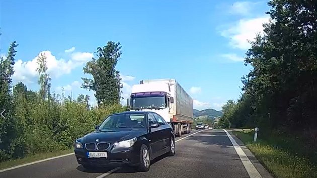 Jen o centimetry minul idi BMW pi bezohlednm riskantnm pedjdn kamionu protijedouc vozidlo.