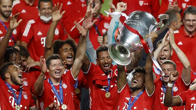 Kingsley Coman s trofej pro vtze Ligy mistr, kolem stelce vtznho finlovho glu kep dal fotbalist Bayernu Mnichov.