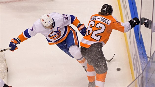 Nicolas Aube-Kubel z Philadelphia Flyers a Anders Lee z New York Islanders bojuj o puk.