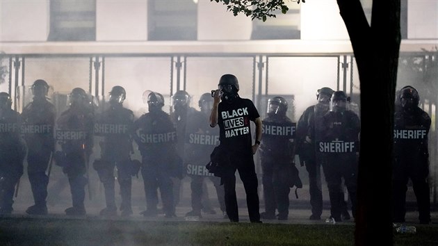 V americkém městě Kenosha ve státě Wisconsin se opět protestovalo proti policejnímu násilí. (25. srpna 2020)