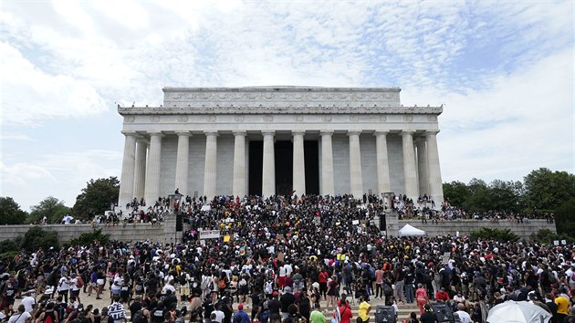 Tisce lid pily k Lincolnov pamtnku v americkm Washingtonu na manifestaci proti rasismu a policejnmu nsil v den 57. vro slavnho projevu Martina Luthera Kinga Mm sen. (28. srpna 2020)