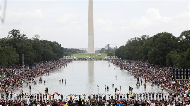 Tisce lid pily k Lincolnov pamtnku v americkm Washingtonu na manifestaci proti rasismu a policejnmu nsil v den 57. vro slavnho projevu Martina Luthera Kinga Mm sen. (28. srpna 2020)