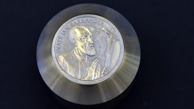 Pamětní mince, která připomíná mučedníka a jednoho z patronů olomoucké arcidiecéze svatého Jana Sarkandra.