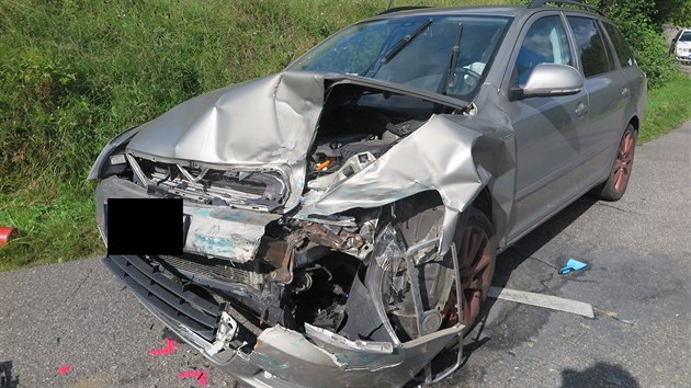 Zdrogovaný řidič ve voze Škoda Felicia čelně naboural do octavie, kde řidička vezla malého syna.