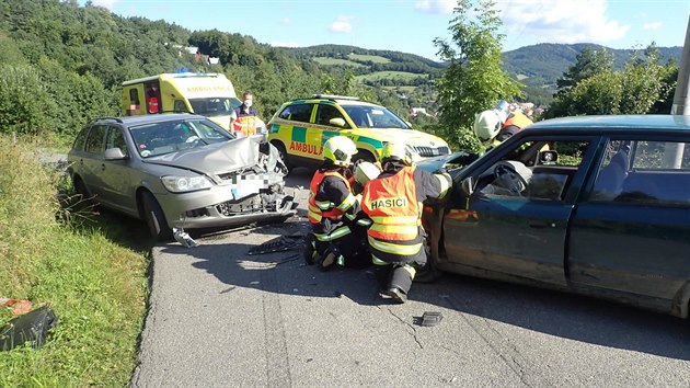 Zdrogovaný řidič ve voze Škoda Felicia čelně naboural do octavie, kde řidička vezla malého syna.