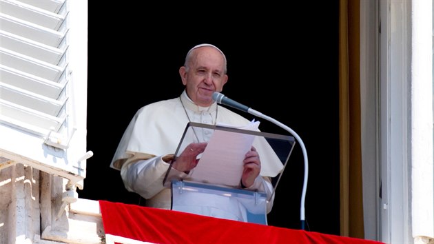 Pape Frantiek v okn svho adu ve Vatiknu (23. srpna 2020)