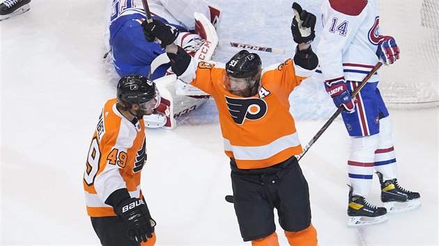 Jakub Voráček slaví s Joelem Farabeem gól za Philadelphia Flyers.