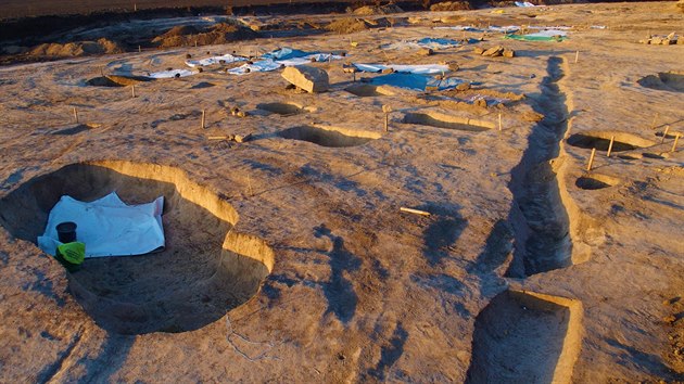 Archeologové při průzkumu na stavbě obchvatu u městečka Zápy objevili rozsáhlé pohřebiště i zahloubená obydlí.