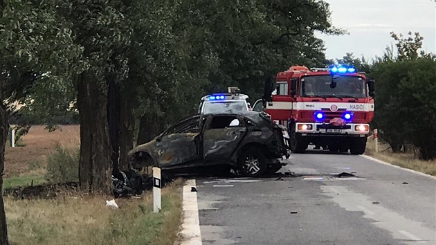 Auto shořelo po nárazu do stromu, uvnitř zemřel řidič.(28.8.2020)