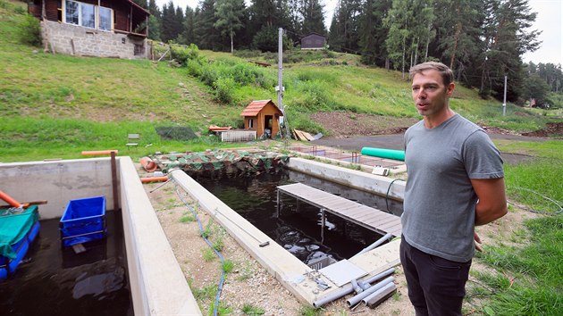 Filip Mihina ukazuje ryb� s�dky. K ned�vno otev�en�mu �eznictv� �indelov� cht�j� toti� s kolegou vybudovat tak� pstruhovou farmu.