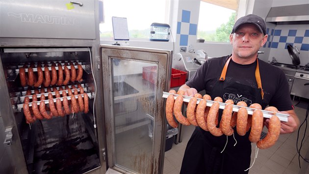 Petr Bu�ek vkl�d� klob�sy do ud�rny v �eznictv� �indelov�, kter� s kolegou otev�eli v prostor�ch b�val� samoobsluhy.