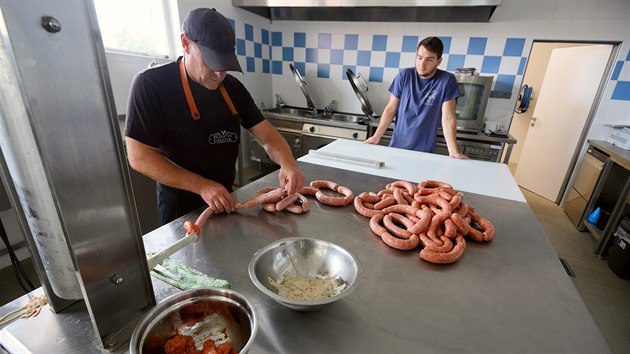 Petr Bu�ek nar�� klob�sy v �eznictv� �indelov�, kter� s kolegou otev�eli v prostor�ch b�val� samoobsluhy.