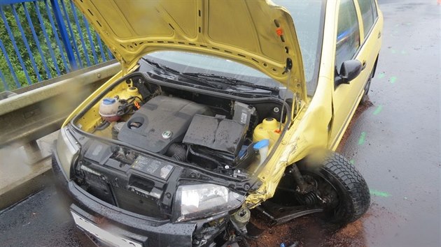 �idi�ka hyundai nedala p�i vyj�d�n� ze staveni�t� p�ednost fabii (na sn�mku), po jejich sr�ce nav�c hyundai narazilo do pobl� zaparkovan�ho peugeotu a ten p�im��kl vedle stoj�c�ho mu�e ke svodidlu.