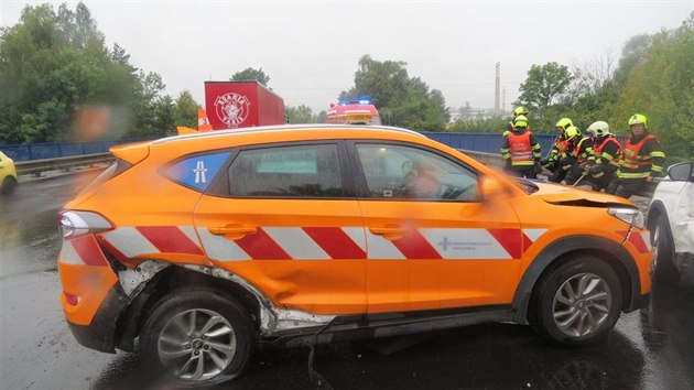 �idi�ka vozu �editelstv� silnic a d�lnic (na sn�mku) nedala p�i vyj�d�n� ze staveni�t� p�ednost fabii, po jejich sr�ce nav�c v�z �SD narazil do pobl� zaparkovan�ho peugeotu a ten p�im��kl vedle stoj�c�ho mu�e ke svodidlu.