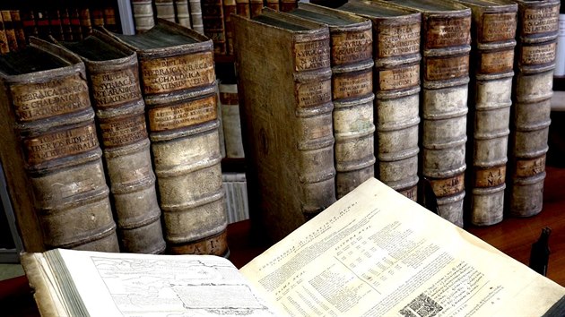 Do Olomouce se po téměř čtvrt století vrátilo sedm z deseti svazků takzvané Pařížské polygloty, které v roce 1996 ukradl dělník z tamní Vědecké knihovny.