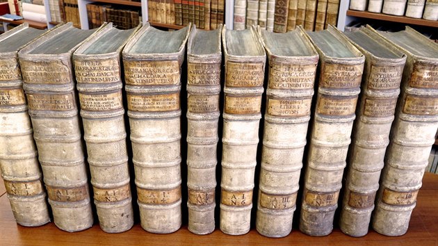 Do Olomouce se po téměř čtvrt století vrátilo sedm z deseti svazků takzvané Pařížské polygloty, které v roce 1996 ukradl dělník z tamní Vědecké knihovny.