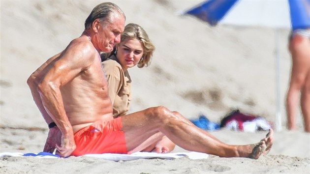 Dolph Lundgren a jeho snoubenka Emma Krokdalov (Malibu, srpen 2020,