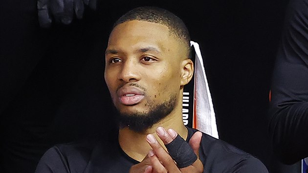 Damian Lillard z Portlandu odpov v zvru zpasu s LA Lakers s porannm prstem.