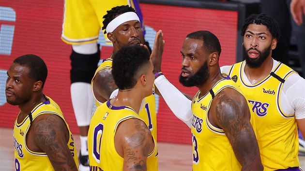Dion Waiters, Kyle Kuzma, Kentavious Caldwell-Pope, LeBron James a Anthony Davis (zleva) s LA Lakers uspli ve druhm duelu proti Portlandu.