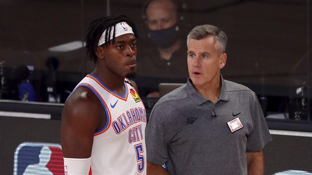 Luguentz Dort (5) z Oklahoma City a jeho trenr Billy Donovan