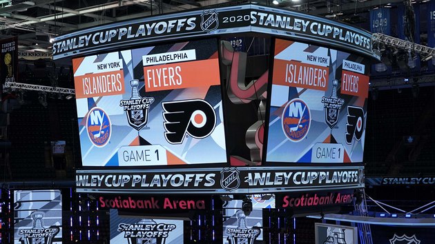 Hraje se zpas play off mezi New York Islanders a Philadelphia Flyers, kostka nad ledem vak divkm v arn neposlou. Do haly nemj.