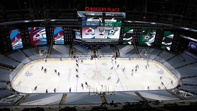 Hokejist Dallas Stars a Colorado Avalanche se chystaj na zpas v przdn edmontonsk hale Rogers Place.