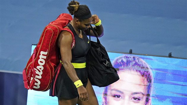 Serena Williamsová opouští kurt na turnaji v New Yorku