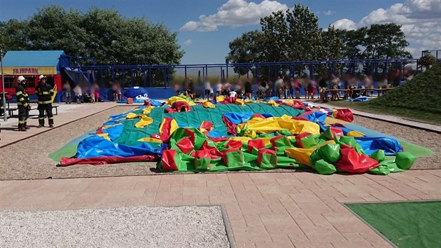 Záchranáři zasahovali v zábavním parku v Kozelkově ulici v Chlumci nad Cidlinou, kde spadl nafukovací hrad a zranil děti (26. 8. 2020).