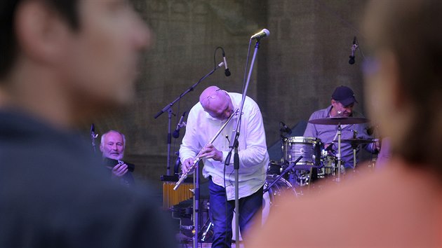 B�hem plze�sk�ho Festivalu na ulici se na p�di�ch p�edstav� p�es sto muzikant� a kapel. V sobotu zahr�la na n�m�st� Republiky kapela Hibaj. (22. 8. 2020)