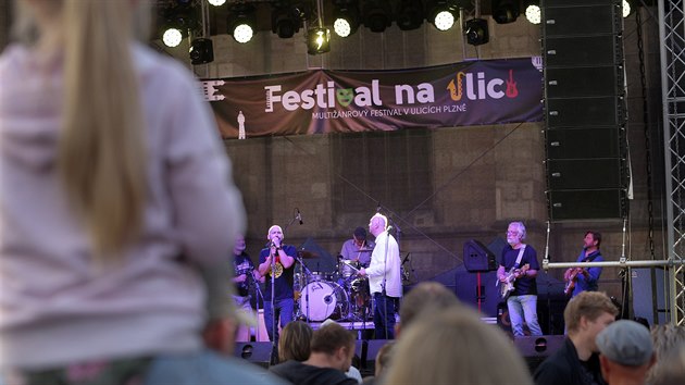 B�hem plze�sk�ho Festivalu na ulici se na p�di�ch p�edstav� p�es sto muzikant� a kapel. V sobotu zahr�la na n�m�st� Republiky kapela Hibaj. (22. 8. 2020)