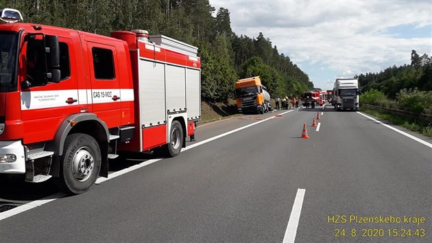 Na dlnici D5 u Plzn havarovala cisterna s kyselinou dusinou. idi se zejm nevnoval zen a najel na svodidla.