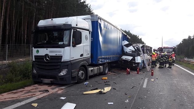 Při nehodě autobusu, který u Plzně narazil do ostaveného porouchaného náklaďáku, zemřela jedna z cestujících. Další tři lidé včetně řidiče se zranili.