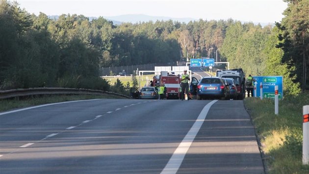 Při nehodě autobusu s odstaveným kamionem u Plzně zemřela jedna žena, další tři lidé se zranili. (26. 8. 2020)