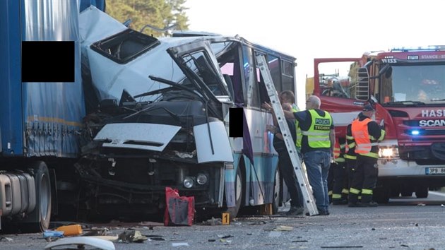 Pi nehod autobusu s odstavenm kamionem u Plzn zemela jedna ena, dal ti lid se zranili. (26. 8. 2020)