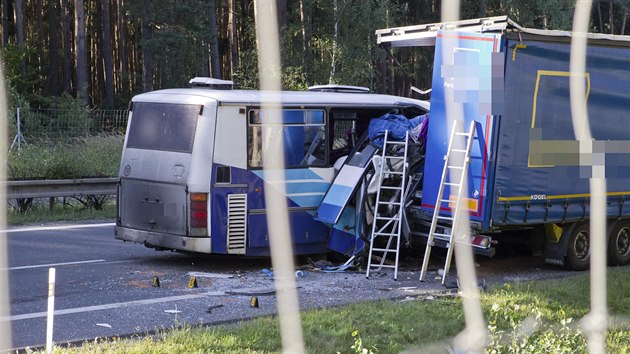Tragická nehoda u Plzně. Do odstaveného kamionu narazil autobus, zemřela v něm žena. (26. 8. 2020)