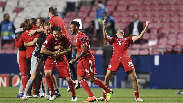 EUFORIE. Fotbalist Bayernu Mnichov v ele s Thomasem Mllerem oslavuj triumf ve finle Ligy mistr.