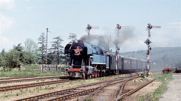 Parní lokomotiva 477.043 přijíždí do stanice Dolní Lipka, 12. 6. 1988.