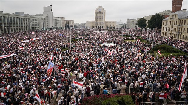 Sto tisíc lidí v neděli vyšlo opět do ulic běloruského Minsku. Žádají nové prezidentské volby, odmítají opětovné vítězství Alexandra Lukašenka. Úřady lidi vyzývají tlampači, aby se rozešli. (23. srpna 2020)