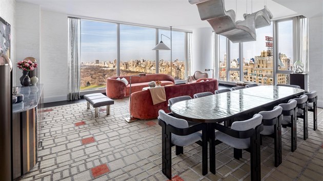 Z bytu je dky oknm od podlahy a ke stropu ndhern panoramatick vhled na Central Park. 