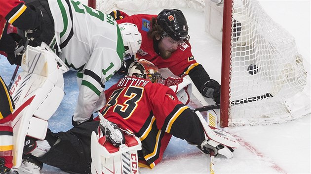 Glman Calgary David Rittich inkasuje v utkn s Dallasem.