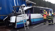 U Plzn narazil autobus do odstaveného nákladního auta. (26. srpna 2020)