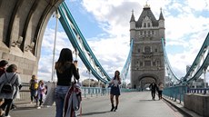 Automobilové výluky na most� vyu�ili chodci, kte�í se nad�en� vrhli na vozovku....