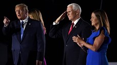 Americký viceprezident Mike Pence s manelkou doprovodil na pódium bhem...